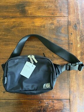 NWT Lululemon Everywhere Belt Crossbody Bag Large 2L Black w/ Silver Metal